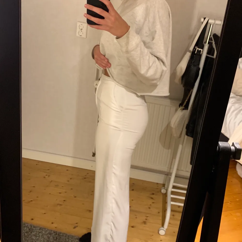 Vita kostymbyxor från Nelly i storlek 34, använda en gång. 135kr+ frakt 😊. Jeans & Byxor.