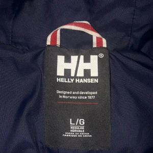 Helly hansen vinterjacka  - Helly hansen vinterjacka. Material: dun. Storlek Large.