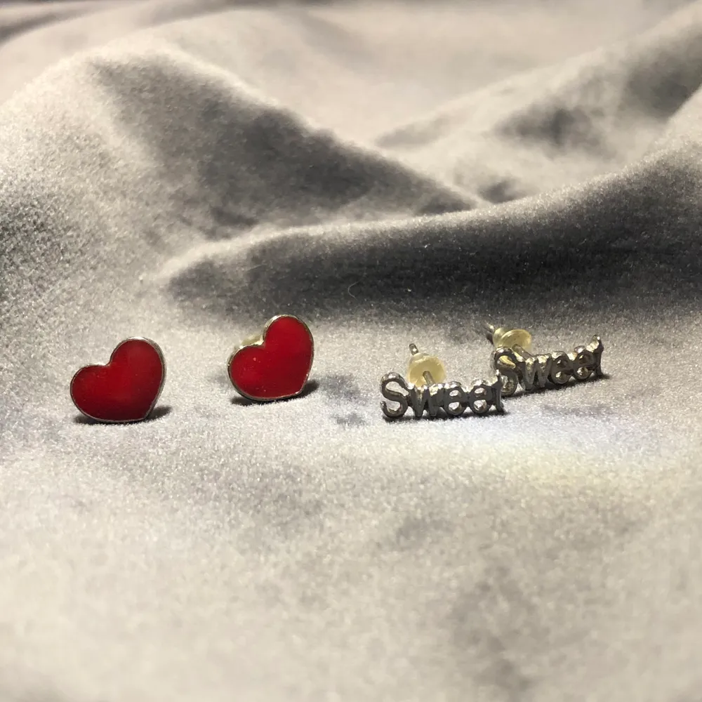 Två olika örhängen, ett par med ett röda hjärtan och andra paret där de står ”sweet”. Har inte använt de. Köps tillsammans eller enskilt. (Rengör såklart smycket innan jag skickar) . Accessoarer.