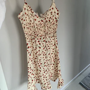 Klänning från shein, strl: xs  - Jätte fin klänning från shein som jag aldrig använt. Säljer pågrund av för liten vid brösten🤪 man står för frakten själv.