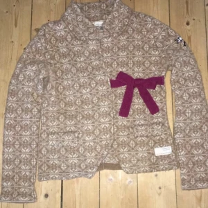 Odd Molly kofta strl xs - Sjukt fin kofta från Odd Molly i storlek 2 vilket motsvarar en 34a! Beige med vitt mönster och vinrött band. 80% lammull o 20% nylon så varm o mjuk! Sparsamt använd så mycket fint skick! Säljer då den blivit för liten.
