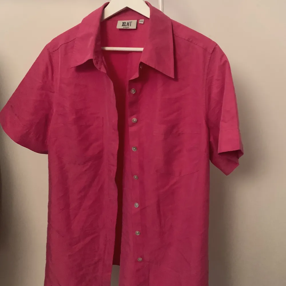 En obersized rosa skjorta perfekt med en vit polo under. Köpte den secondhand och älskar den men får inte så mycket användning av den. . Skjortor.