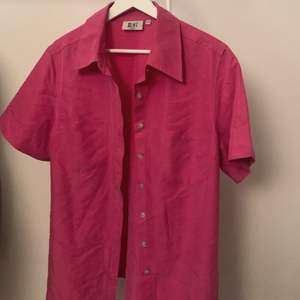 En obersized rosa skjorta perfekt med en vit polo under. Köpte den secondhand och älskar den men får inte så mycket användning av den. 