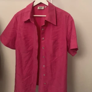 Oversized rosa skjort  - En obersized rosa skjorta perfekt med en vit polo under. Köpte den secondhand och älskar den men får inte så mycket användning av den. 