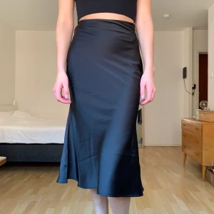 Svart satinkjol - Svart kjol i satin från NA-KD. Sparsamt använd, mycket fint skick! +44kr frakt