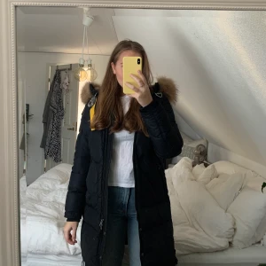 Parajumpers jacka - Intressekoll på min super fina Parajumpers jacka💛 Är i storlek M men passar även S. Använd max 3 gånger! Jackan är svart och modellen heter Longbear. Jättefin päls! Skriv privat för fler bilder😊.           Nypris: 10499kr Går på högsta bud!