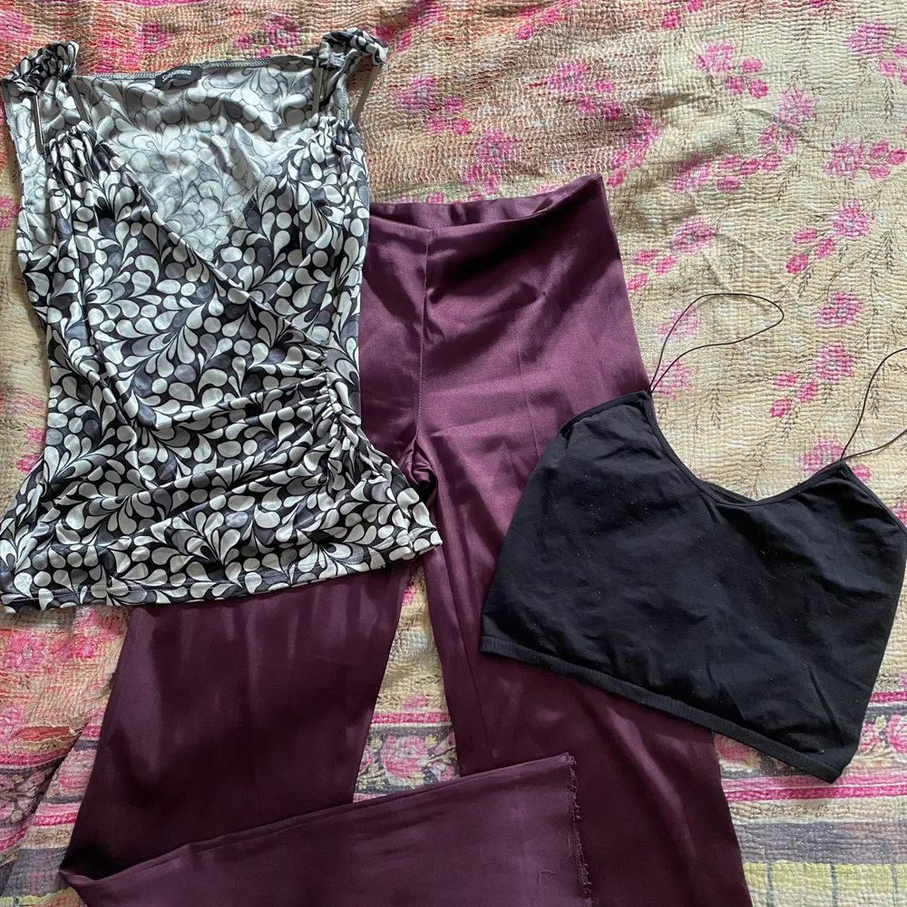 one vintage patterned tanktop (S/M), one spaghetti strap tank top (S), one pair of silky shiny flared trousers (S). most items have their own ads up on my page (so you can see photos of the items on and purchase them separately). . Skjortor.