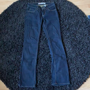 Jeans - Säljer dessa mörkblå jeans pga de är för små. Storlek: W27 L34