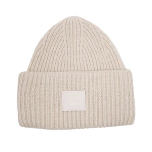 Budgivning acne mössa❤️ - Många intresserad av min Superfina Acne mössa så det blir budgivning. Buda minst 10kr mellan varje kommentar❤️ budet startar på 500kr och budgivningen slutar på fredag klockan 16.00