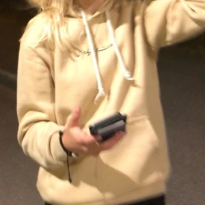 En vanlig beige huddie - Säljer min fina beiga huddie som jag köpte utomlands för 1 år sen men har inte kommit till användning på senaste. Den är ganska oversize så jag skulle säga storlek M. De är bara skriva när du är intresserad 💕