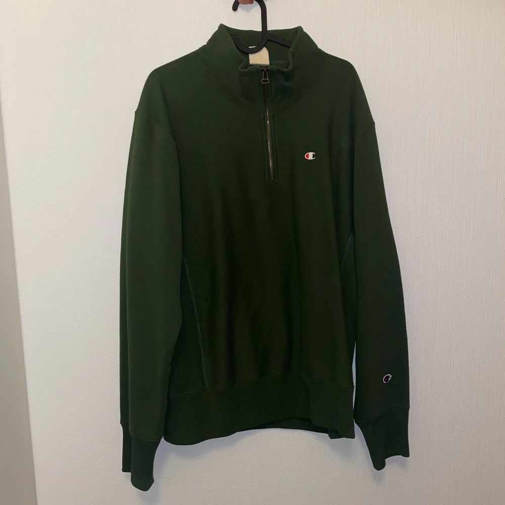 Khakifärgad sweatshirt med hög krage och dragkedja från Champion i strl XL. Tröjor & Koftor.