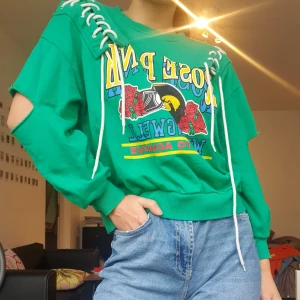 Cool vintage tröja - Coolaste tröjan jag äger! Säljes pga att den är för liten i armarna på mig men super skön och fått många komplimanger på den😱💎😍