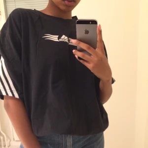 Adidas t-shirt - Oversized adidas t-shirt. Svart men väldigt urtvättad så är lite mörkgrå i färgen. ✨