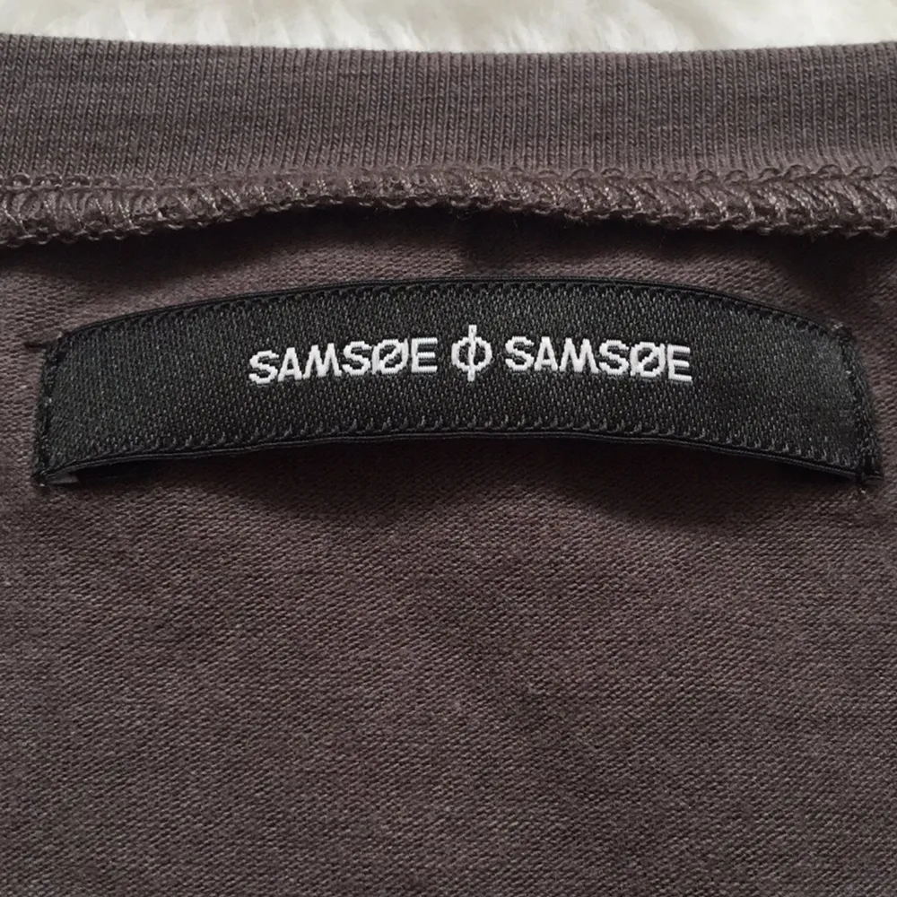 Nougat basic t-shirt från Samsoe Samsoe. Oanvänd. Stretch. Nypris 299kr. Finns även i grå och marinblå. . T-shirts.