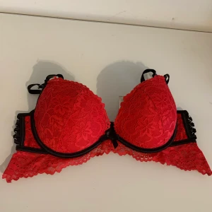 New Yorker Bh - En fin röd bh i storlek 75C, Push up som man kan ta ut :) Säljer för 75kr inklusive frakt ❤️