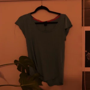 Marc Jacobs Turkos T-shirt  - En turkos Marc Jacobs t-shirts med olika ärmar i bra skick! Strl M, skriv för mer info! 