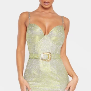 HELT NY! Klänning från PrettyLittleThing - Helt ny klänning med bälte från Prettylittlething, storlek 6 - vilket är en XS.