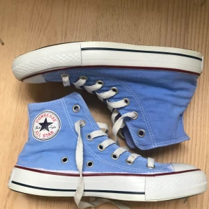 Converse - Blåa converse, skriv vid frågor. frakt 63kr (spårbart)