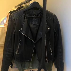 Skinnjacka  - Skinnjacka i fakeskinn från Cubus (stl 34). Frakt tillkommer! 