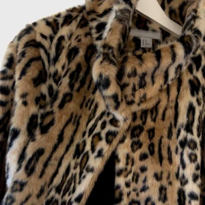Fusk-Pälsjacka - Säljer min leofuskpäls fen H&M🐆✨ den är lite längre och i storlek 42, sitter perfekt som oversize på mig som vanligtvis har 38!🌟 300kr eller bud!