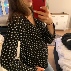 Skjorta i stjärnprint - Snygg lite oversized skjorta från H&M som faller fint. Jättefint stjärnprint. Barnstolek 164/170 med passar både storlek XS och S.
