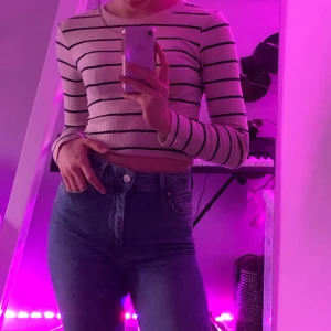 Randig tröja från gina - Randig tröja från gina knappt använd. Säljer pga använder inte längre. Köparen betalar för frakten och betalas endast med swish. Kontakta för mer information