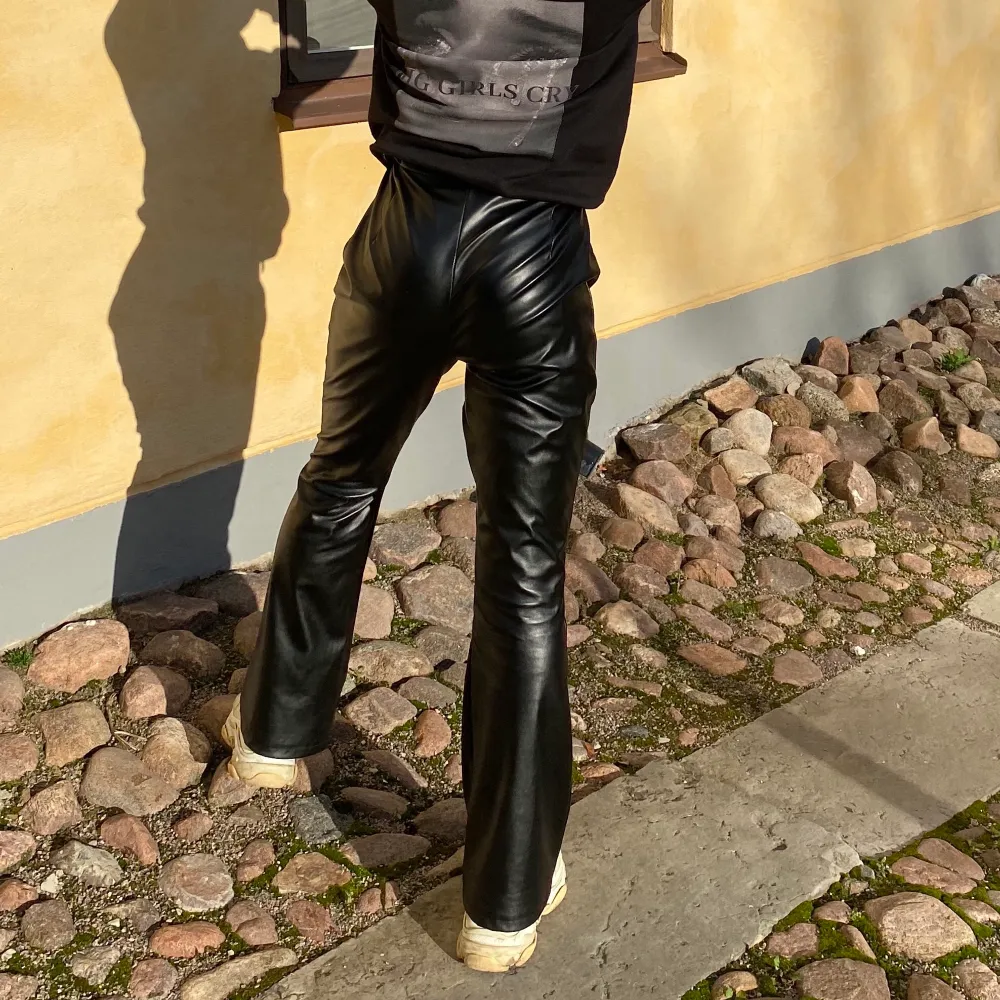 Säljer nu mina bootcut-skinnbyxor från BOHO med tillhörande skärp. Perfekta till vardags och till fest! Storlek 40 men går att justera då dom har ett tillhörande fastsytt skärp. Sitter perfekt i rumpan och är stretchiga i materialet!🦋💜⚡️💅🏾✨. Jeans & Byxor.