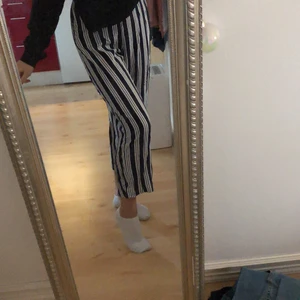 Fladdriga byxor - Flddriga byxor som är börkblå och vit randiga. Väldigt sköna och fina. Frakt ingår i priset