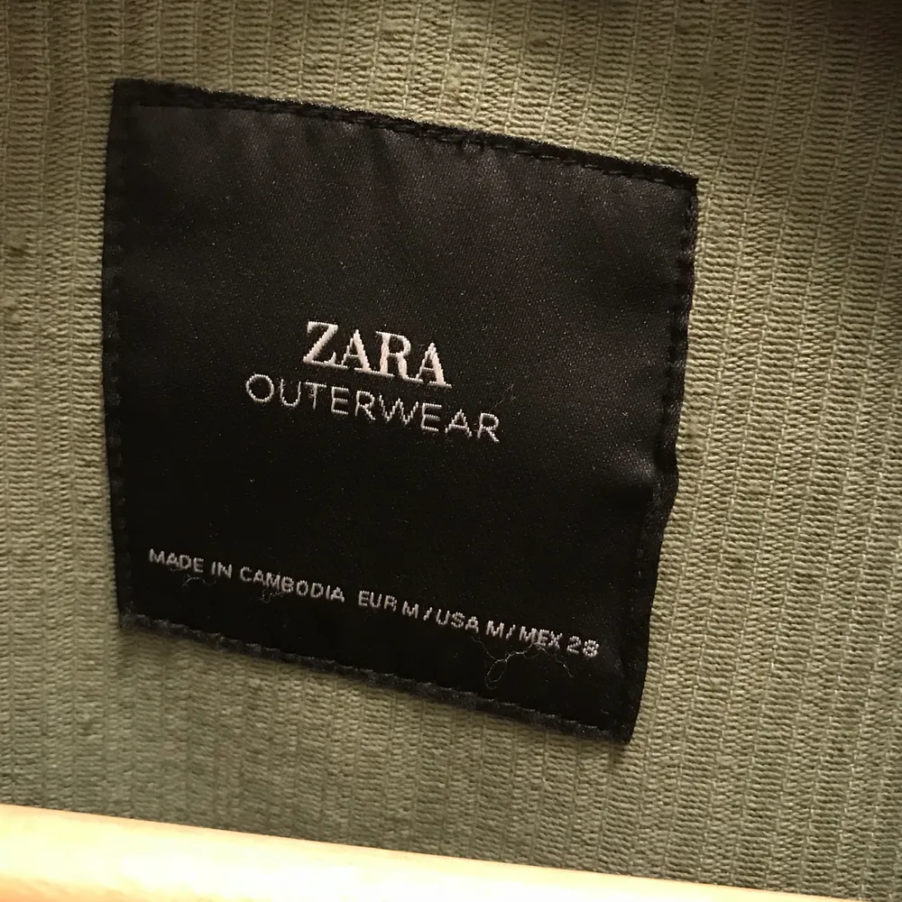 Grön manchesterjacka från Zara i storlek M! Frakten inkluderad i priset🐢 120kr om vi möts upp i Örebro💚. Jackor.