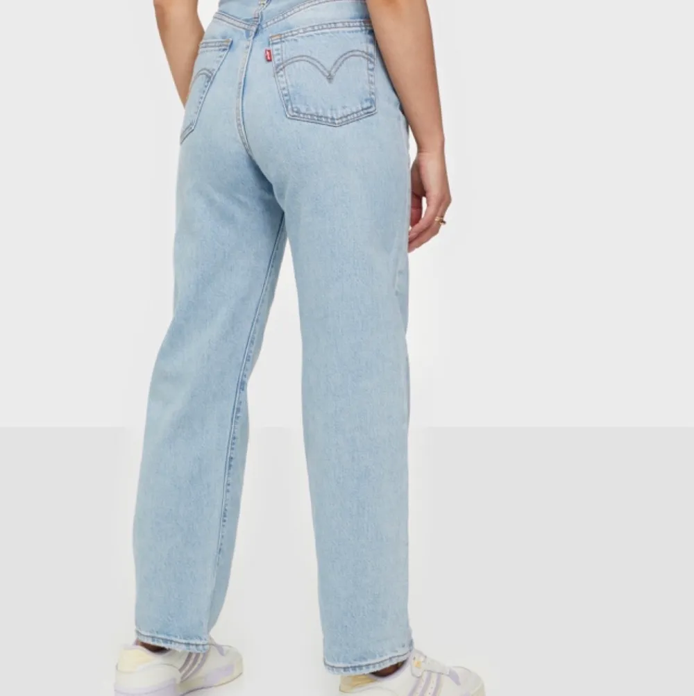 INTRESSEKOLL! Säljer dessa ifall någon är intresserad till rätt pris. Kan gå ner i pris! Älskar dessa raka Levis jeans! Passar mig bra som är 161 cm lång. . Jeans & Byxor.