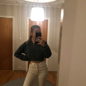 Croppad sweatshirt - Skitsnygg grön croppad sweatshirt med en snygg dragkedja som detalj och resår nertill. Går att ha till allt. Mjuk och bekväm och är i bra skick. Köpare står för frakt💗