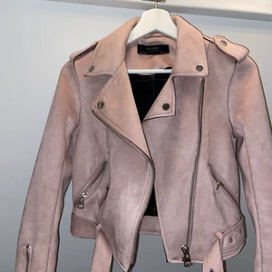 Mockajacka - Säljer min rosa mockajacka från zara då den inte kommer till användning, knappt använd så i väldigt bra skick. Relativt tjock och rejäl så funkar bra till höst men också vår och sommar