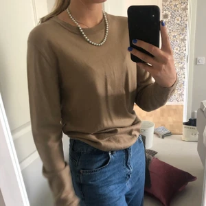 Beige Långärmad Dagmar - Tunt stickad tröja från Dagmar. Superskön och snygg, passar till allt! Säljer pga att den inte kommer till tillräckligt mycket användning hos mig. Buda i kommenterarna vid fler intresserade💕💕💕💕