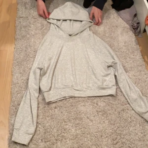 Grå Hoodie ifrån BikBok i strl XS - Grå hoodie ifrån bikbok i strl XS. Köpt 2018