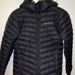 Peak Performance Jacka - Perfekt nu inför vintern!❄️ Knappt använd. Inga defekter. Storlek 150 men jag är 162 och den passar perfekt! Hör av er om ni har några frågor💖