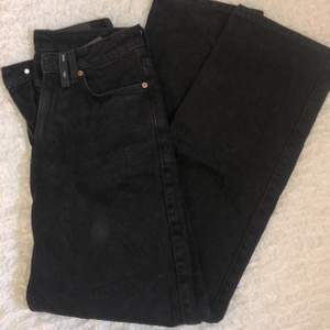 Jeans från weekday i modellen ”Rowe”. Impulsköp då jag insåg hemma att de var för små. W26 L32. Aldrig använda. 300kr.