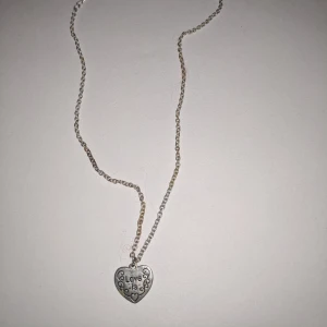 Halsband - Gulligt halsband med ett hjärta med texten Love på. Nickel fritt. Alla smycken ta 3 betala för 2. Billigaste på köpet