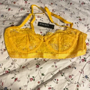 Lounge underwear blossom balcony 75 B - Oanvänd. Senapsgul i verkligeheten & liten i storleken. Beställde fel storlek 