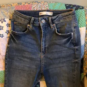 Jeans i stilen Gina från Gina tricot! Bra skick! Kan mötas upp i Gbg, köparen står för frakt! :) 