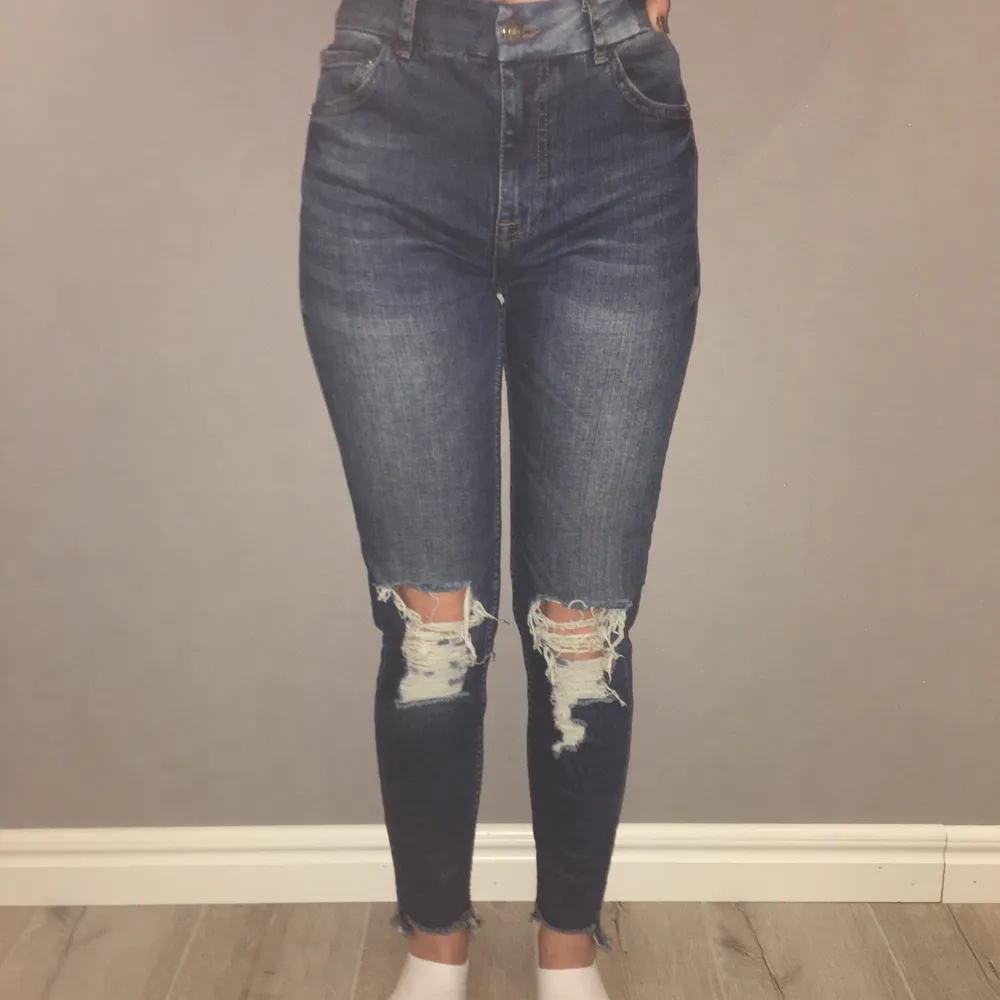 Säljer nu mina blåa jeans med hål på knäna pga  att dom är för små i längden och för stora i midjan( dom är lite större i midjan än vad det ser ut på bilden) har fått hjälp med bilden för att dom inte passar mig💞 köparen står för frakt 🥰. Jeans & Byxor.
