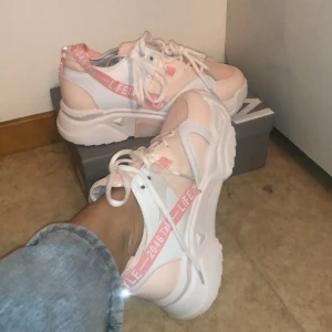 Sneakers - Helt oanvända sneakers. Så snygga! Tråkigt nog för små för mig.. är storlek 40 men mer som 39. 