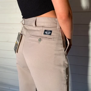 Beige jeans - Midja: 74 cm Innerbensmått: 74 cm Märke: Dockers  