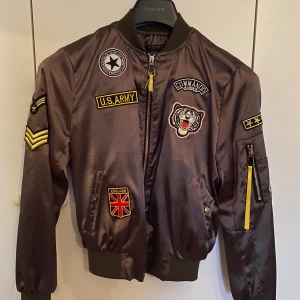 Army jacka - Hej säljer denna snygga jacka. Är köpt från Tyskland för några år sedan. Denna jacka passar för en 34,36 och M