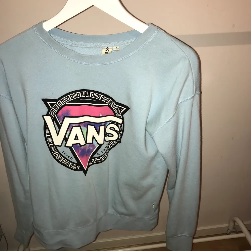 Säljer denna superfina vans crewneck då den inte längre kommer till användning!❤️köpt här på PLICK. Budgivning startar på 100kr+frakt, köparen står för frakt! Jag står ej för postens slarv!. Hoodies.