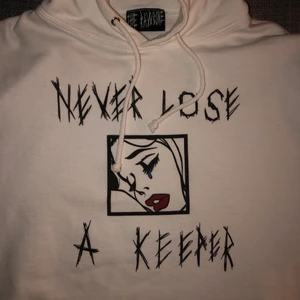 Hoodie vit - Cool hoodie från ”the rawbone”, älskar denna! Hämtas i lkpg eller så står köpare för frakt (63 kr)💕