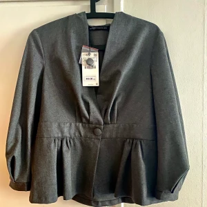Blazer Zara  - Grå kavaj från zara helt oanvänd. Inköpspris 499kr 
