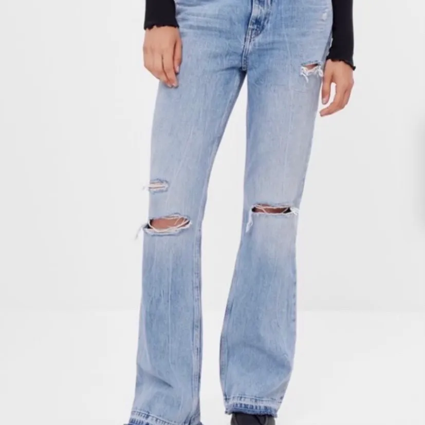 Säljer snyggaste jeansen från bershka, aldrig använda och säljer för att jag råkade köpa två par. Storlek 36, köpte för 400 men säljer för 250❤️ . Jeans & Byxor.