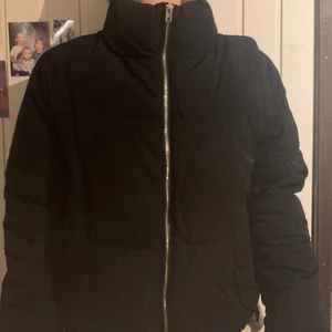 Svart jacka  - En svart puff jacka, kommer heller inte till andvänding mer eftersom den blivit för liten😇