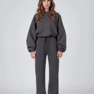 LXA the label sweatpants dark greg strl M - Säljer mina sweatpants i strl M från Linn Ahlborgs företag LXAthelabel. Dem är i färgen dark grey och endast använda två gånger. Har blivit lite noppriga på insida rumpa(se bild). Annars i toppen skick. 550kr inkl frakt säljs dem för. Skickas spårbart✨⭐️