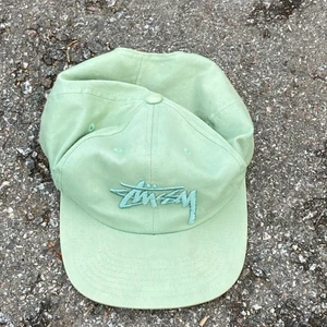 Stussy Keps - Stussy keps i jätte bra skick, sitter as snyggt om man böjer den också!
